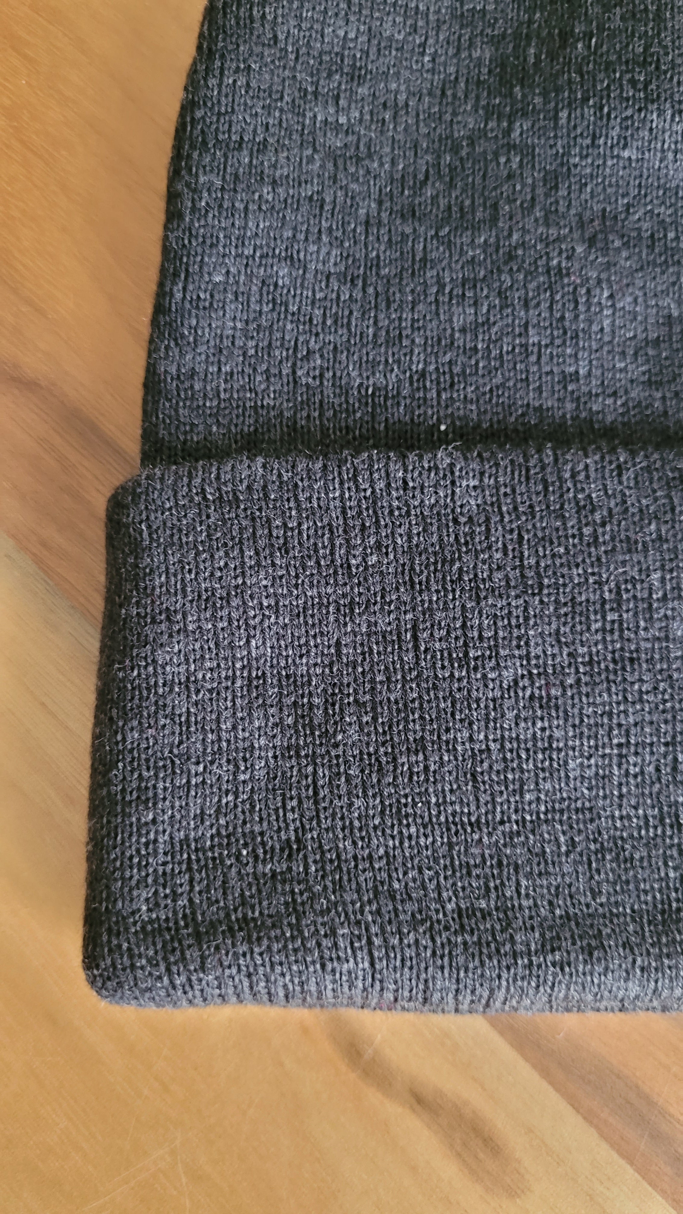 Tuques unisexes confortables - 2 couleurs (GRIS pâle et foncé) Cloud Mist & Lava Stone